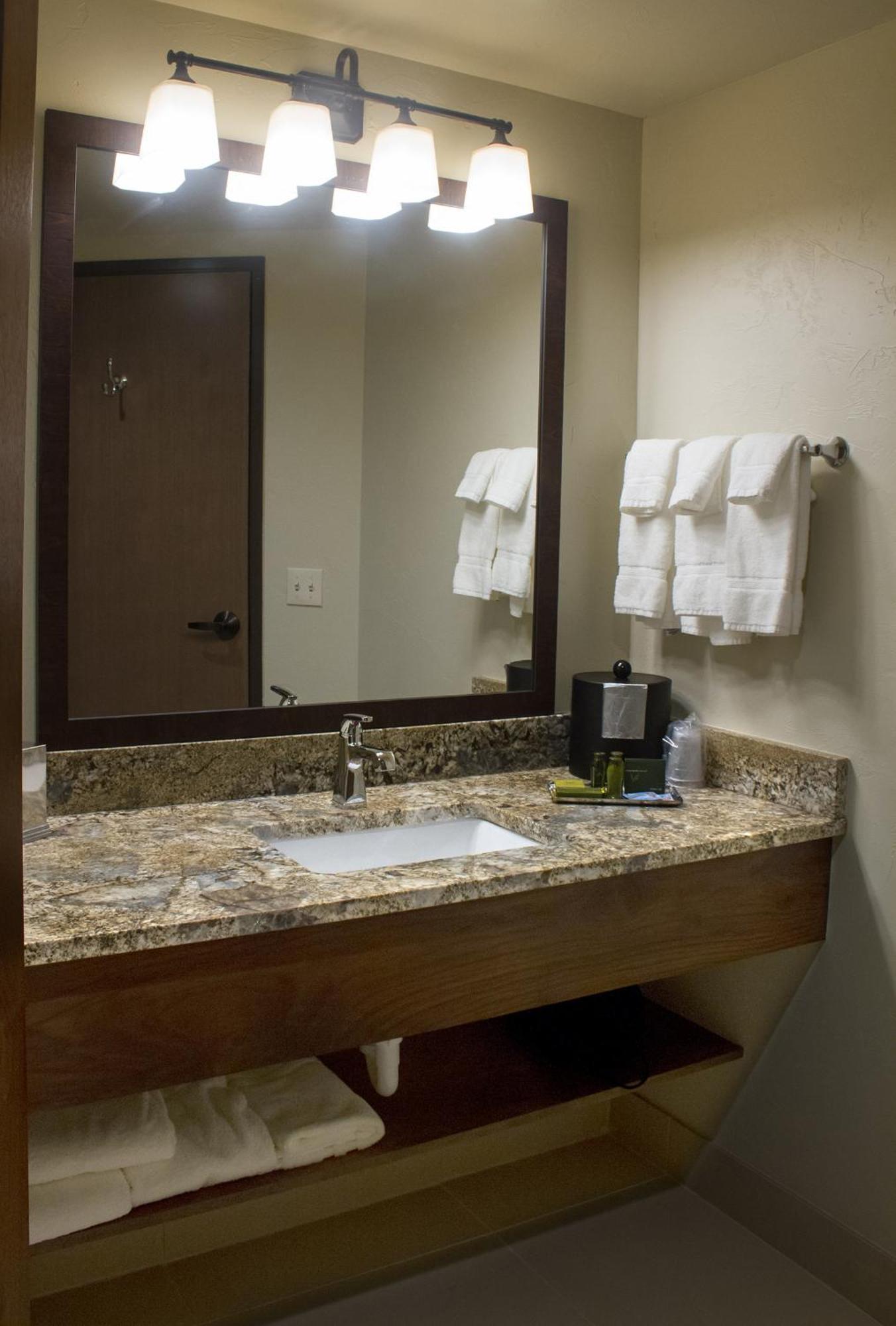 Cedar Creek Lodge & Conference Center كولومبيا فولز الغرفة الصورة